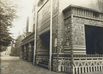 222665 Gezicht op de Studentensociëteit P.H.R.M. (Janskerkhof 14) te Utrecht die omgebouwd is tot Egyptische tempel ter ...